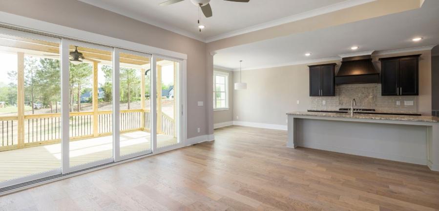 Bel intérieur de maison en bois