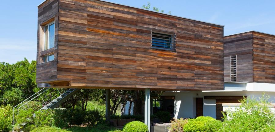 Maison écologique en bois sur pilotis